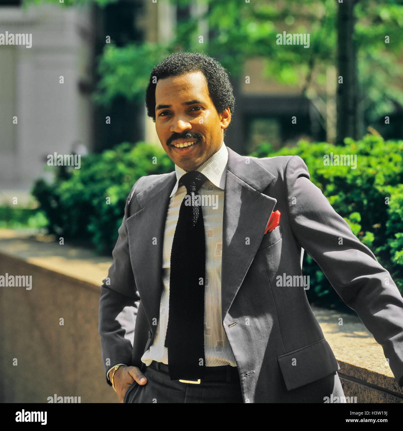 1980 PORTRAIT SMILING AFRICAN AMERICAN MAN WEARING COSTUME ET CRAVATE  LOOKING AT CAMERA Photo Stock - Alamy
