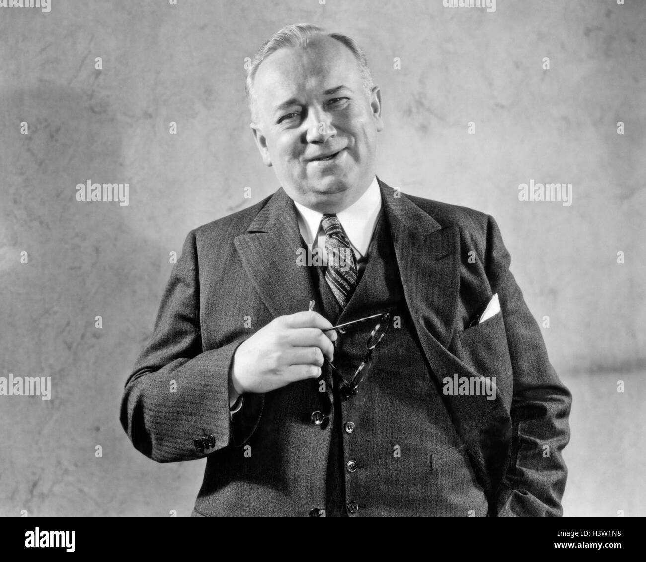 Années 1930 Années 1940 SENIOR HOMME GILET COSTUME CRAVATE À LA TENUE DE  L'APPAREIL PHOTO À UN TUYAU Photo Stock - Alamy