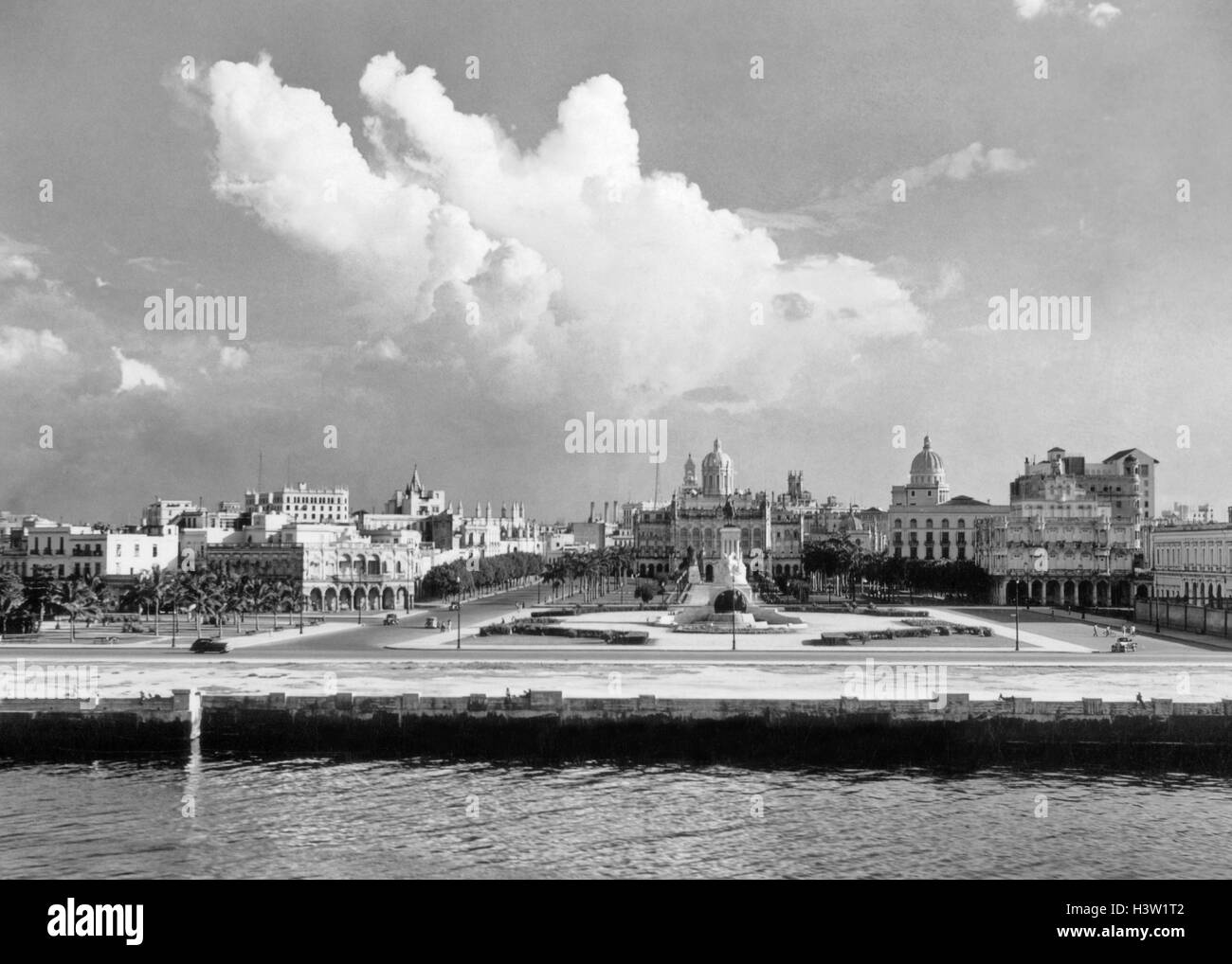 Années 1930 Années 1940 VUE SUR L'HORIZON DE LA BAIE DE LA HAVANE CUBA Banque D'Images