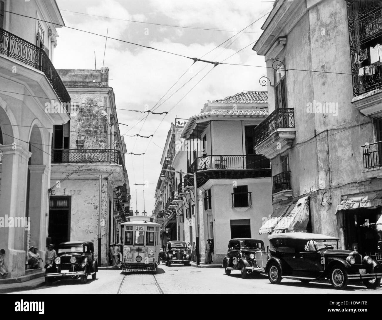 Années 30, 1940 Scène de rue TROLLEY CARS HAVANE CUBA Photo Stock - Alamy