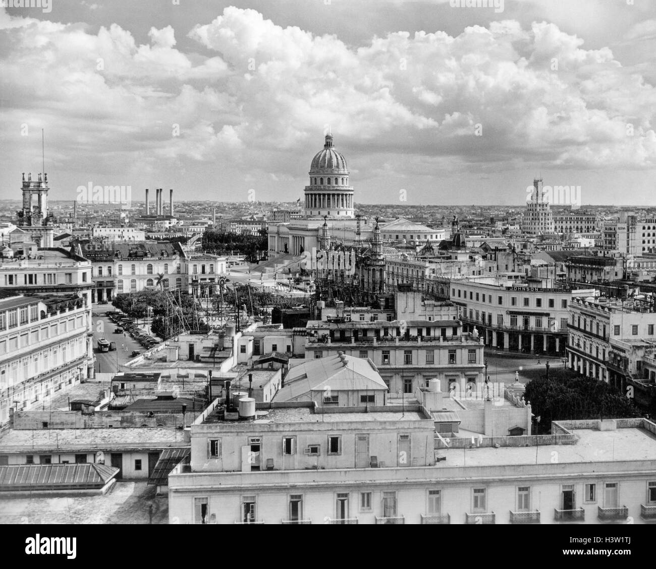 Années 1930 Années 1940 VOIR L'HÔTEL DE SÉVILLE DE BÂTIMENT DE CAPITOL SKYLINE DE LA HAVANE CUBA Banque D'Images