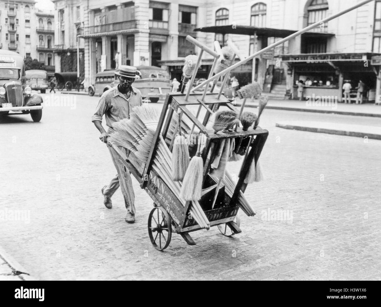Années 1930 Années 1940 Vendeur balai à la caméra en poussant son chariot  SUR LA HAVANE CUBA STREET Photo Stock - Alamy