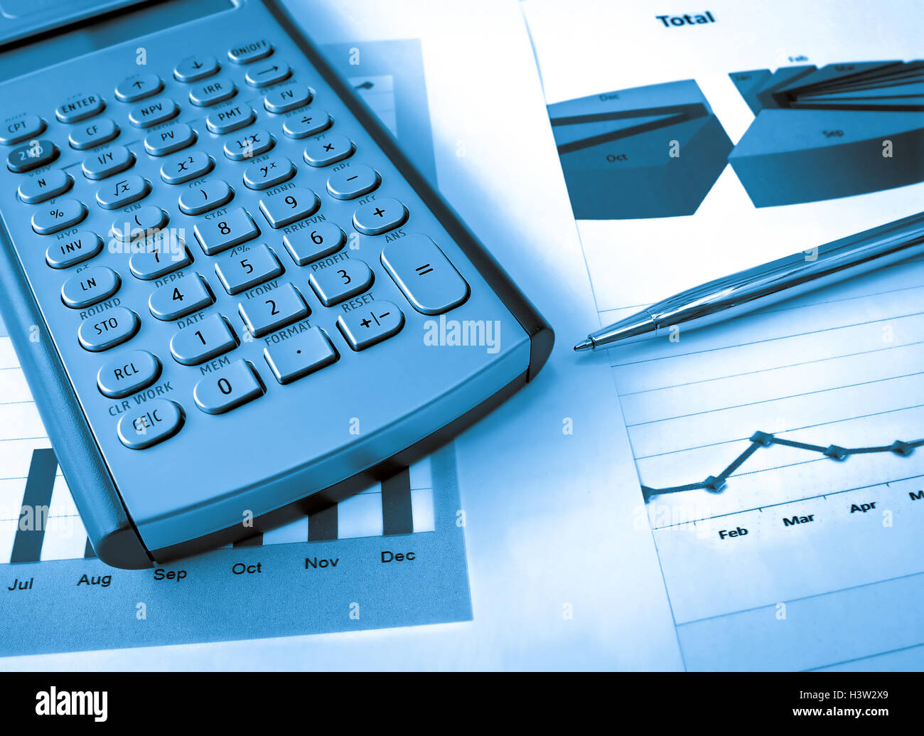 Calculatrice et stylo sur le tableau d'investissement Banque D'Images