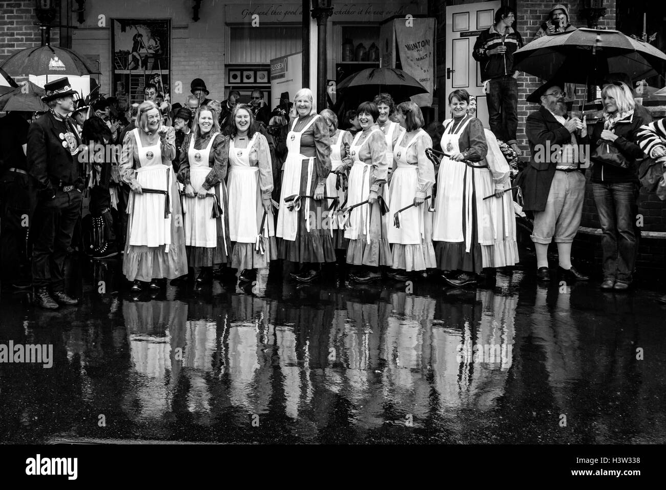 Les noeuds de danseurs Morris femelle peut attendre d'effectuer à la 'Dancing dans l'Ancien, Harvey's Brewery Yard, Lewes, dans le Sussex, Banque D'Images