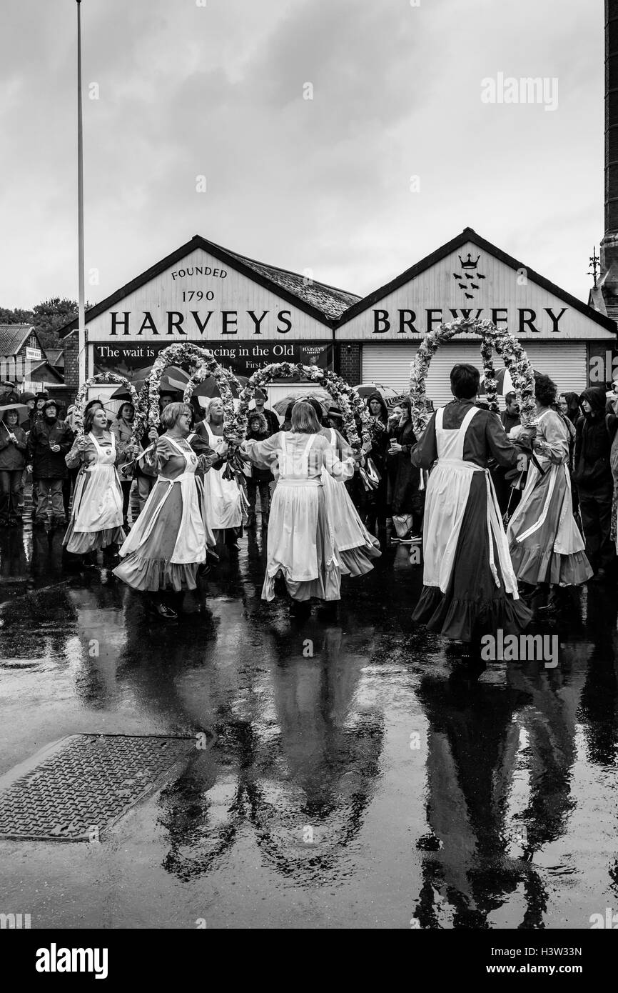 Les noeuds de mai Femmes Morris Dancers Performing Au 'Dancing dans l'Ancien, Harvey's Brewery Yard, Lewes, dans le Sussex, UK Banque D'Images