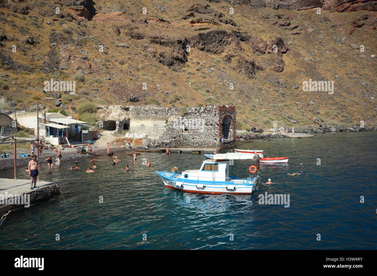 Les nageurs et voile à Santorin, Grèce Banque D'Images