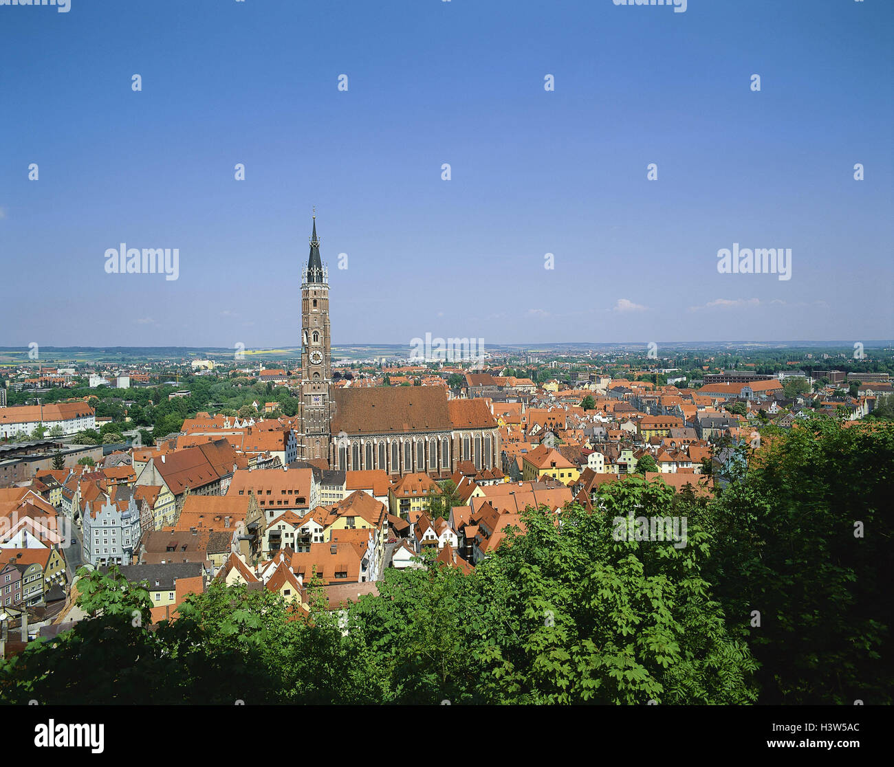 L'Allemagne, la Basse Bavière, Landshut, aperçu de la ville, cathédrale St Martin, l'Europe, l'Allemagne, la Bavière, la ville, le paysage urbain, l'été, l'aperçu, toits, église, maison de vacances, la route, l'alpage de La mer Baltique, l'été, ciel, bleu, Banque D'Images