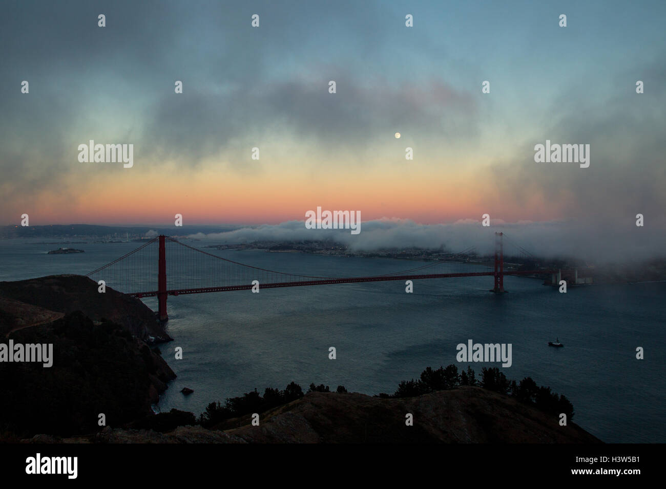 Pleine lune qui brille sur le Golden Gate Bridge à San Francisco, Californie, USA. Banque D'Images
