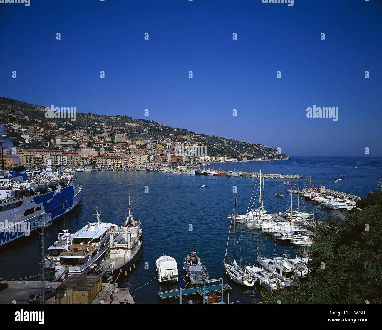 Italie, Toscane, port San Stefano, ville, port, Europe, littoral, ville, vue, port, bateaux de pêche, des yachts, des bassins du port, destination de vacances Banque D'Images