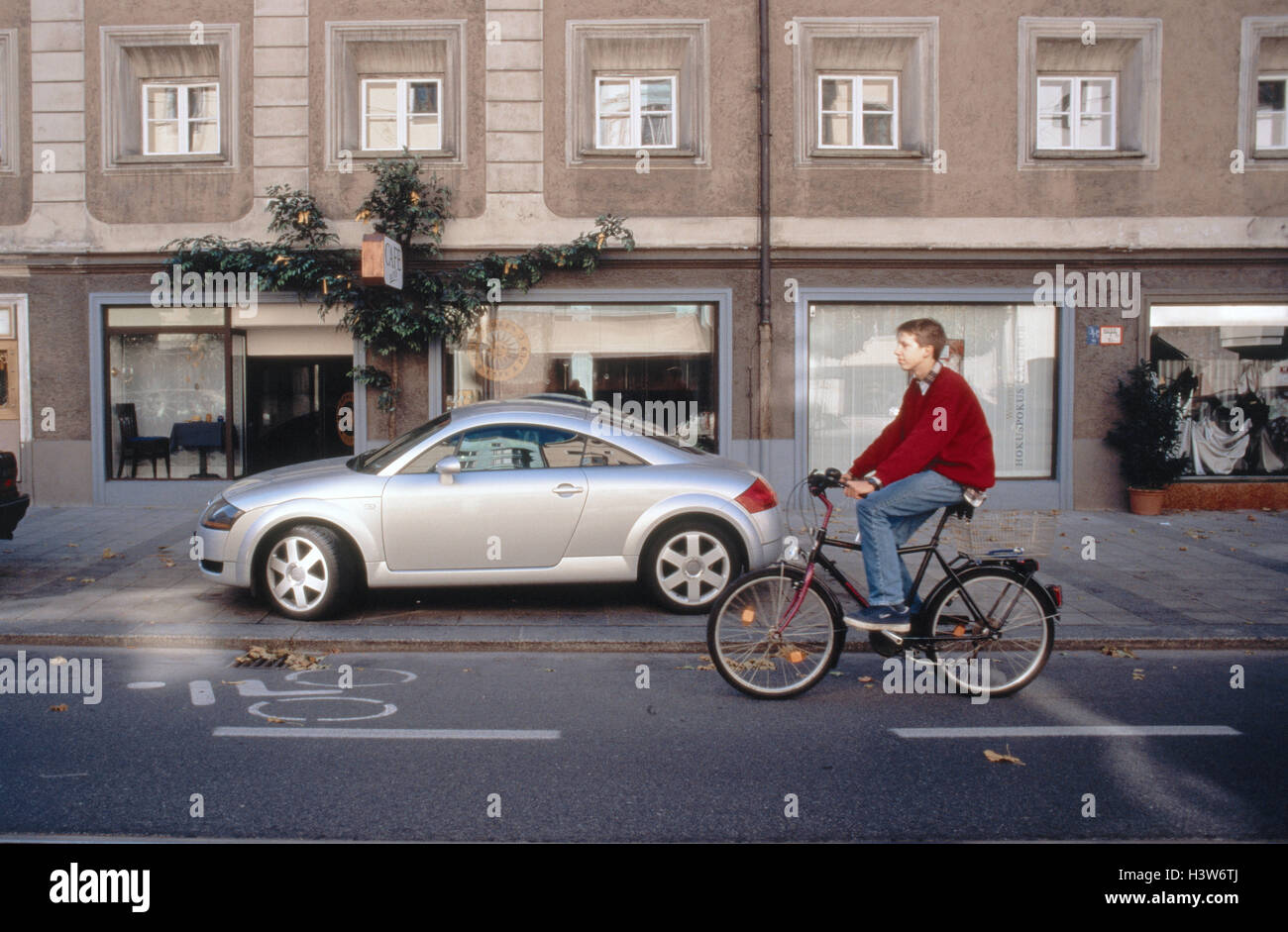 Ville, rue, des cyclistes, la largeur de voie, AUDI-TT, parc ! ! ! Sur le plan éditorial, seulement ! ! ! Façade de maison, boutiques, magasins, shop-windows, le trafic, de cyclistes, de l'adolescent, marquage routier, piste cyclable Banque D'Images