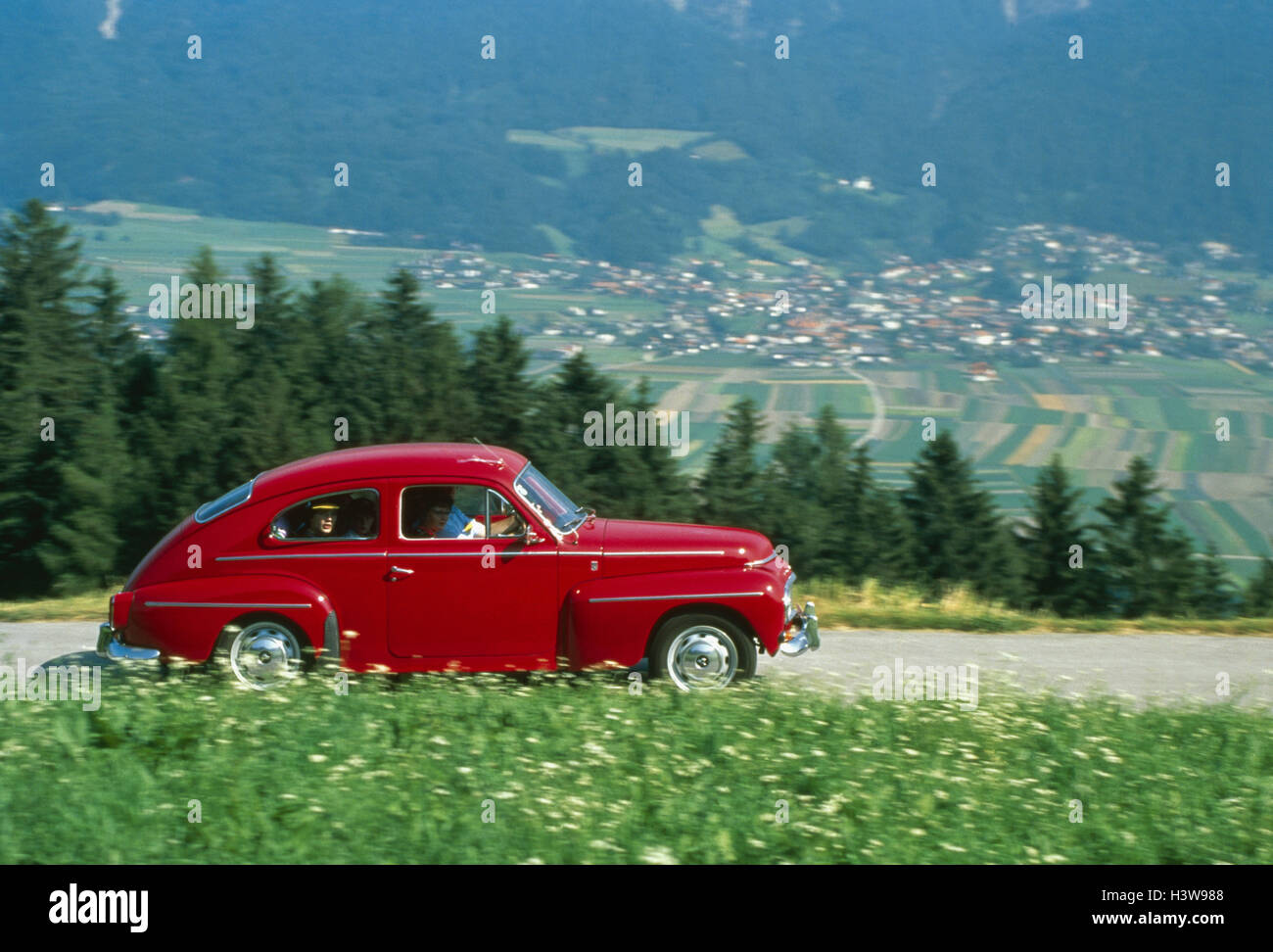 Voiture, vétéran, Volvo rouge PU 544 (année de construction 1965), chemin de campagne, a aidé à tirer, décor, rue, de flou, d'été, vue sur la vallée, Banque D'Images