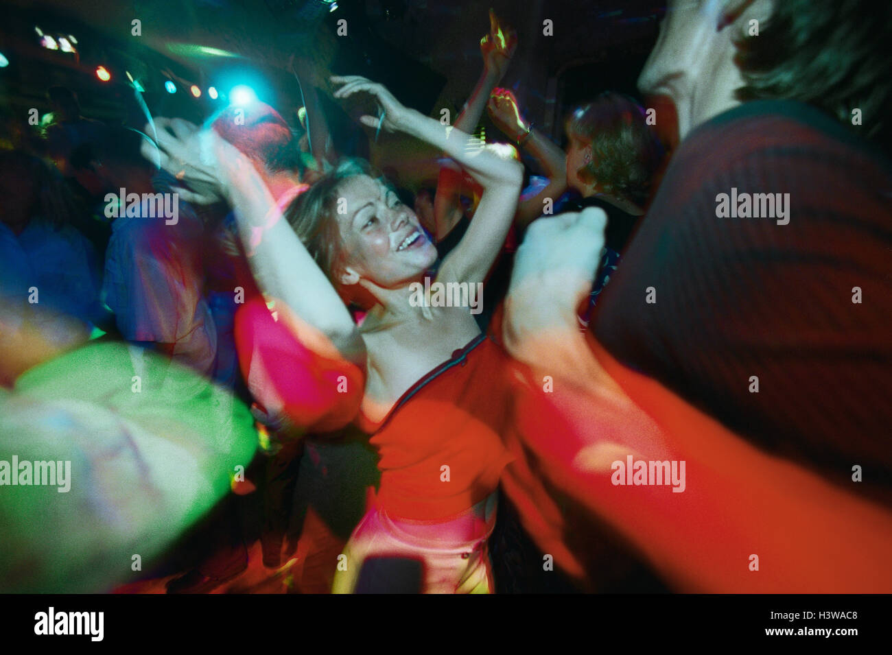 Russie, Moscou, night club d'hangrillea «', les jeunes, le modèle ne libération danse discothèque, soirée disco, discothèque, sortir, piste de danse, danse, divertissement, sorties, point de contact, stage bar, fun, motion, fondu, heureusement Banque D'Images