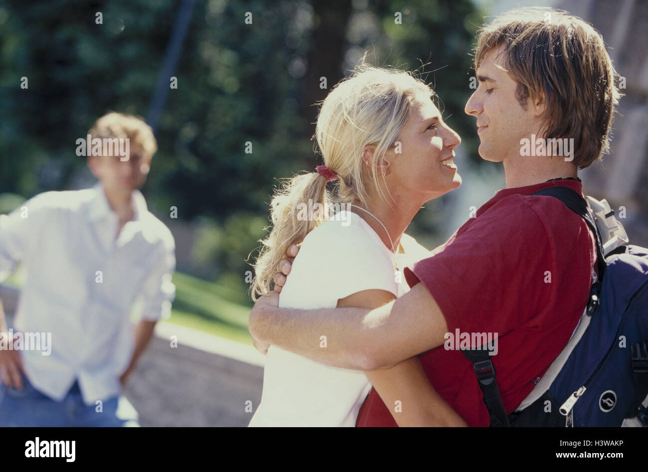 Couple d'étudiants, embrasser, mon garçon, l'arrière-plan, watch, jalousement l'amitié, l'amour, tombe amoureux, le toucher, la tendresse, l'homme, jeune, observer, "In Flagranti', rival, de rivalité, d'un concurrent, la jalousie, les sentiments, les émotions, l'envie, malheureusement, m'irrite, le deuil, l'lovesickness, humeur, nw Banque D'Images