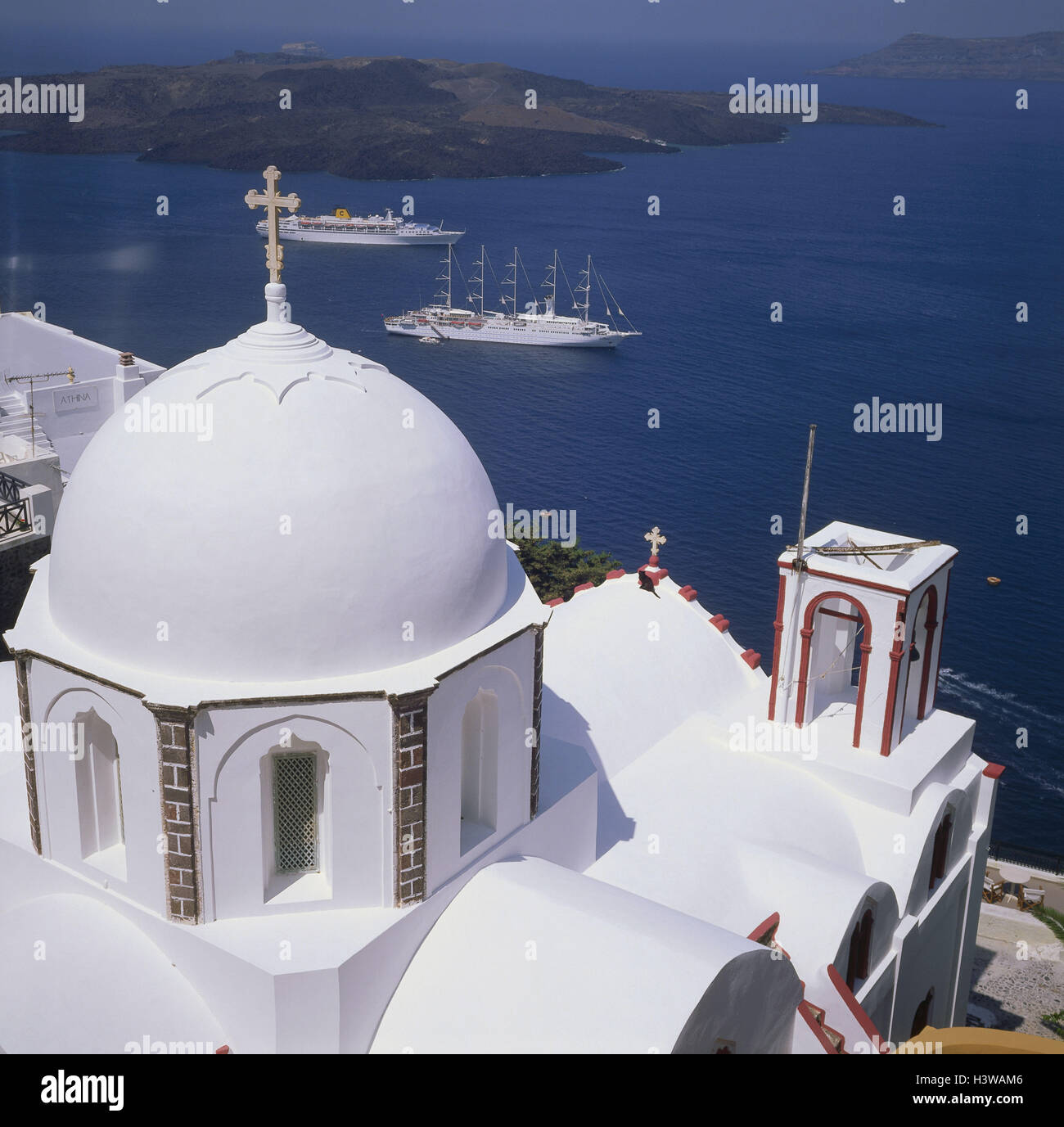 La Grèce, l'île des Cyclades Santorin, Fira, l'église, de la mer, de paquebots, la mer Egée, voile de bateau, église, religion, foi, de la mer, à l'extérieur Banque D'Images