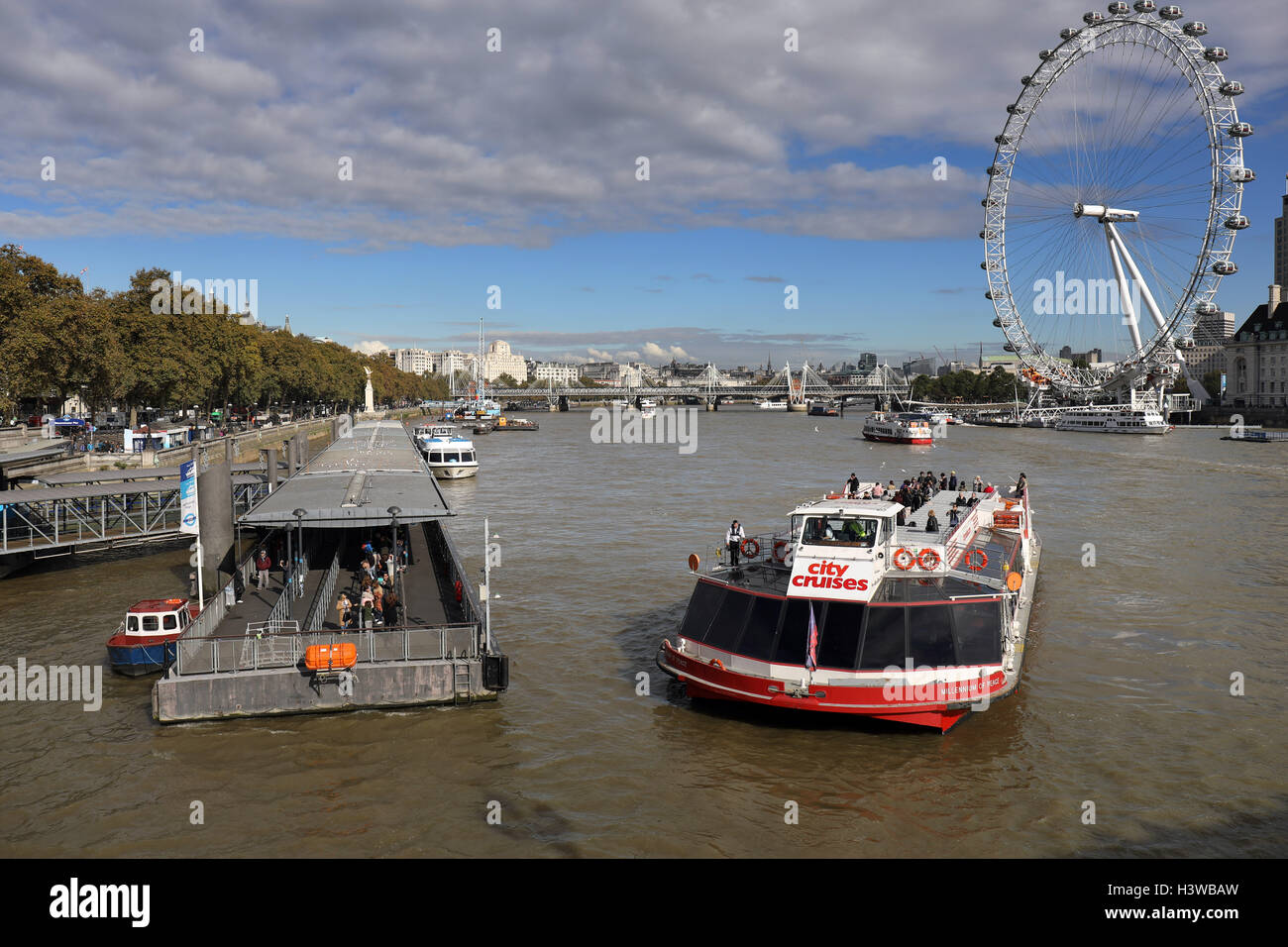 Bateau de plaisance Croisières ville de Westminster Pier Banque D'Images