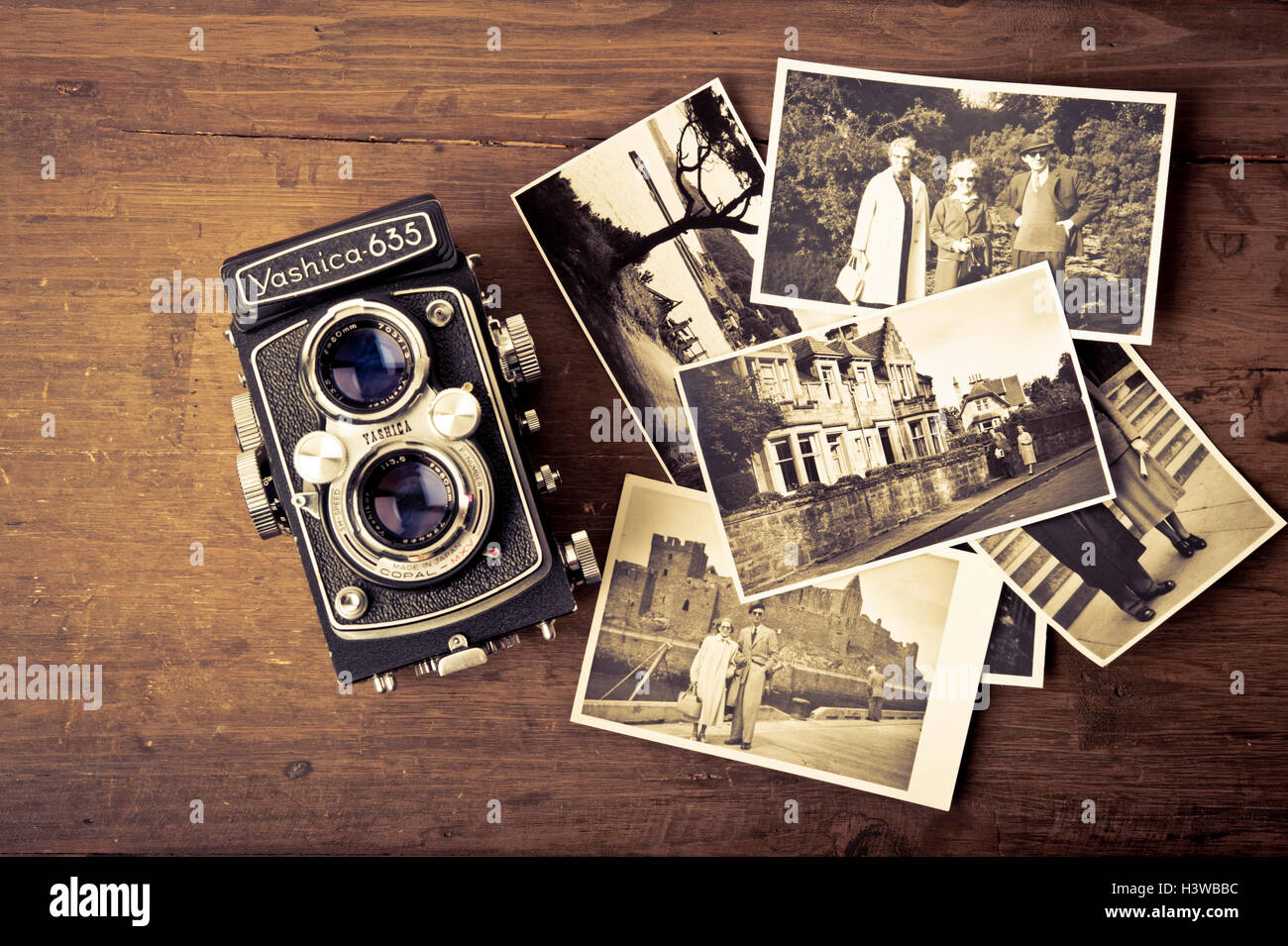 Appareil photo Yashica vintage et de photographies Banque D'Images