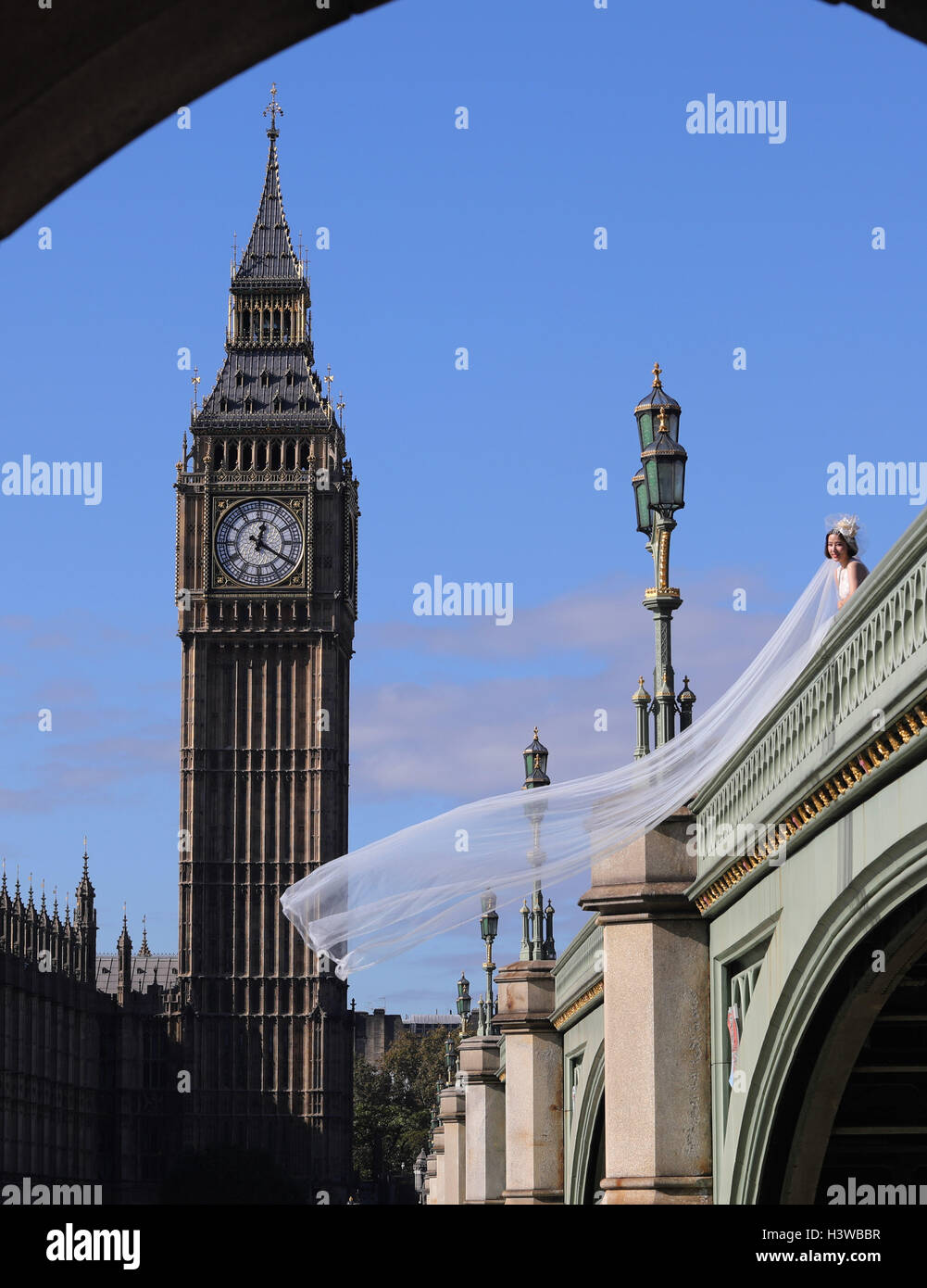 Mariée mariage chinois posent Westminster Big Ben Banque D'Images