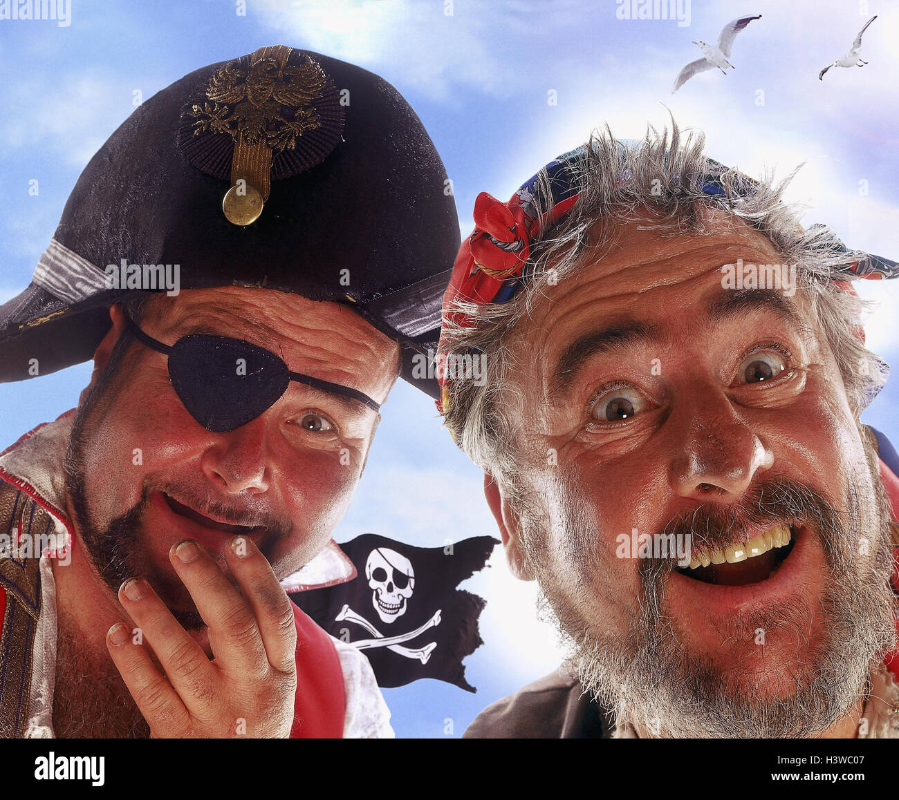 La composition, les pirates, le geste, la surprise, la joie, portrait, ciel nuageux concepts, Jolly Roger, de marins, de pirates, de voleurs, est surpris, étonné, surpris, entrancedly, surprise, étonnement, curiosité, prejoy, recherche de trésors, de voir, de trouver, d'expression Banque D'Images