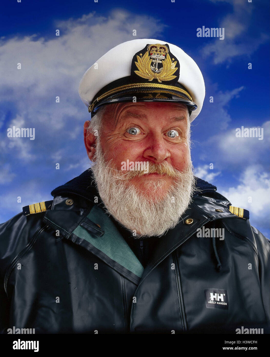 La composition, le capitaine, barbe complète, imperméable, demi-portrait, ciel nuageux, de professions, de la marine, senior, l'homme, le capitaine's cap, jouer du visage, heureux, marin, barbe, Banque D'Images