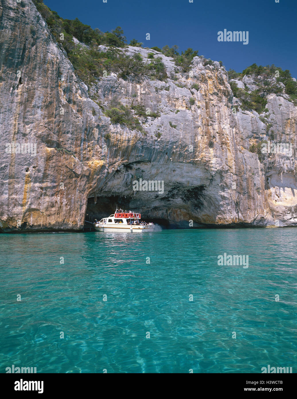 Italie, Sardaigne, province de Nuoro, Golfo Tu Orosei, Grotta del Bue Marino, rochers, mer, bateau, île, la mer Méditerranée, Sardaigne, côte est, côte, côte de la bile, une grotte, une grotte calcaire, Pit, d'entrée, excursion en bateau, lieu de destination, d'intérêt, tourisme, Grotta Bue Marino Banque D'Images