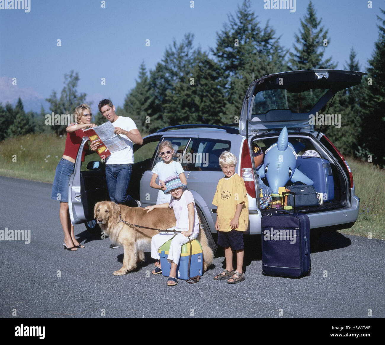 Pour Les Voyages Famille Chien Voiture Bateau Ouvertement Les Parents Une Carte Routiere Lire Vacances Loisirs Vacances Voyage De Vacances Parents Enfants Trois Hovawart Carte Assurance Natation Animal Valise Chill Automobile D Un