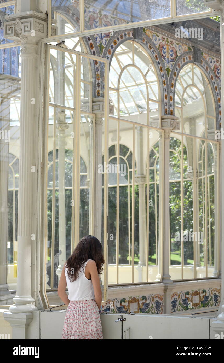 Girl standing in Crystal Palace, parc del Buen Retiro, Madrid Banque D'Images