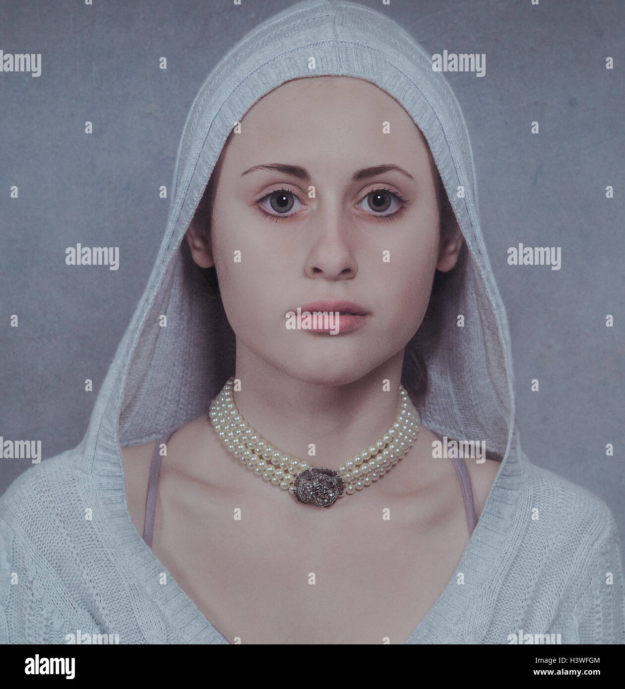 Portrait of a young girl wearing a pearl necklace Banque D'Images
