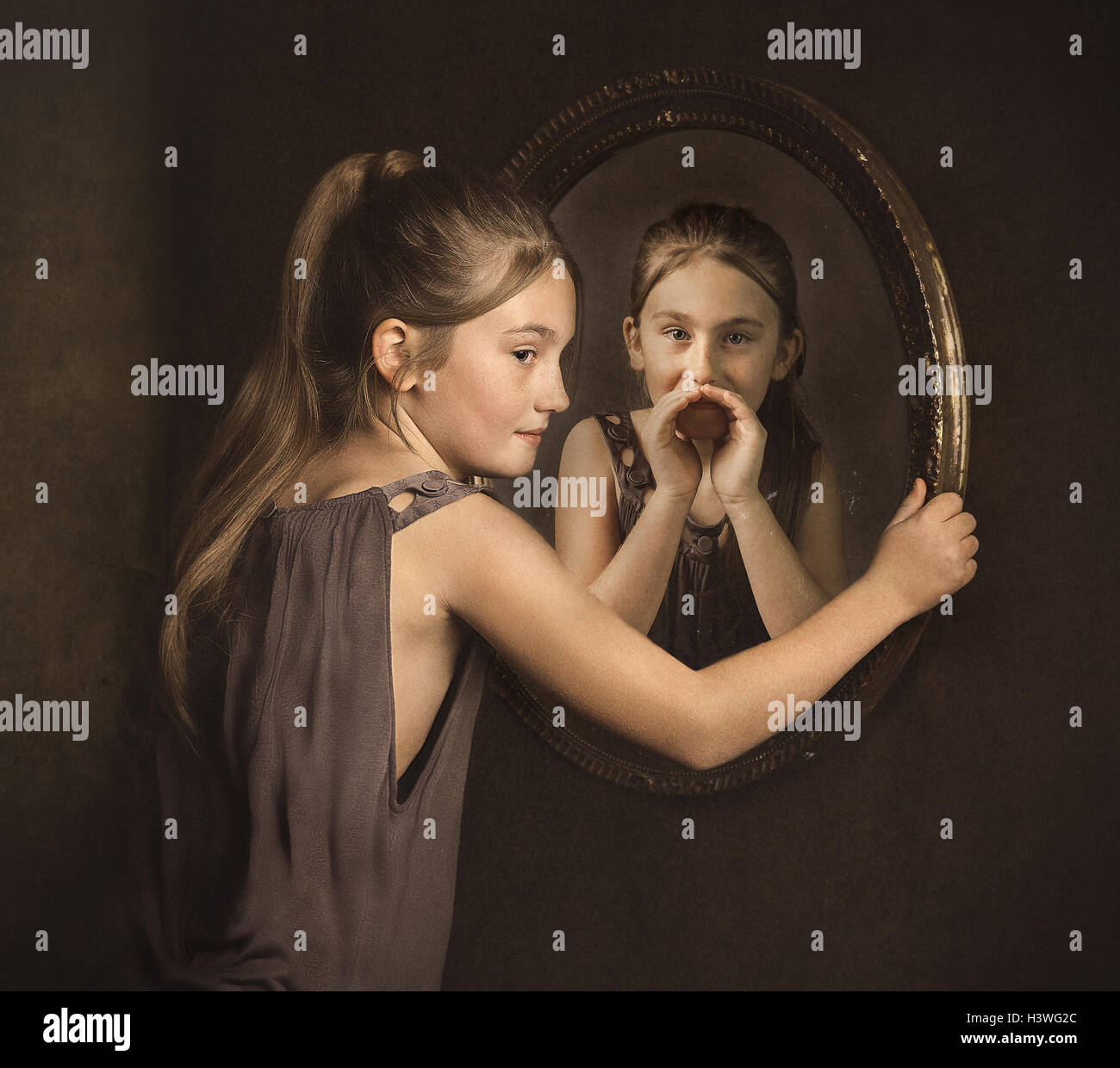 Portrait d'une fille avec son alter ego de chuchoter à son dans un miroir Banque D'Images