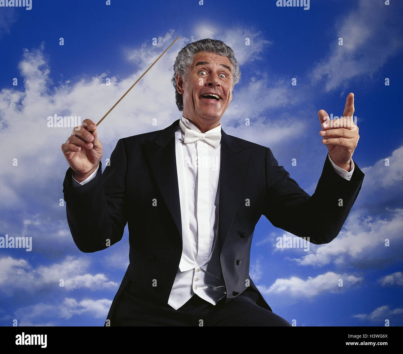 Conducteur, conduite, avec enthousiasme, la Baton, demi-portrait, ciel nuageux, homme, senior, tails, l'occupation, d'orchestre, chef de chœur, chef de baton, heureux, l'exaltation, dévotion, période d'horloge, le sens du tact, de la musique, céleste, le ciel, les nuages, Banque D'Images