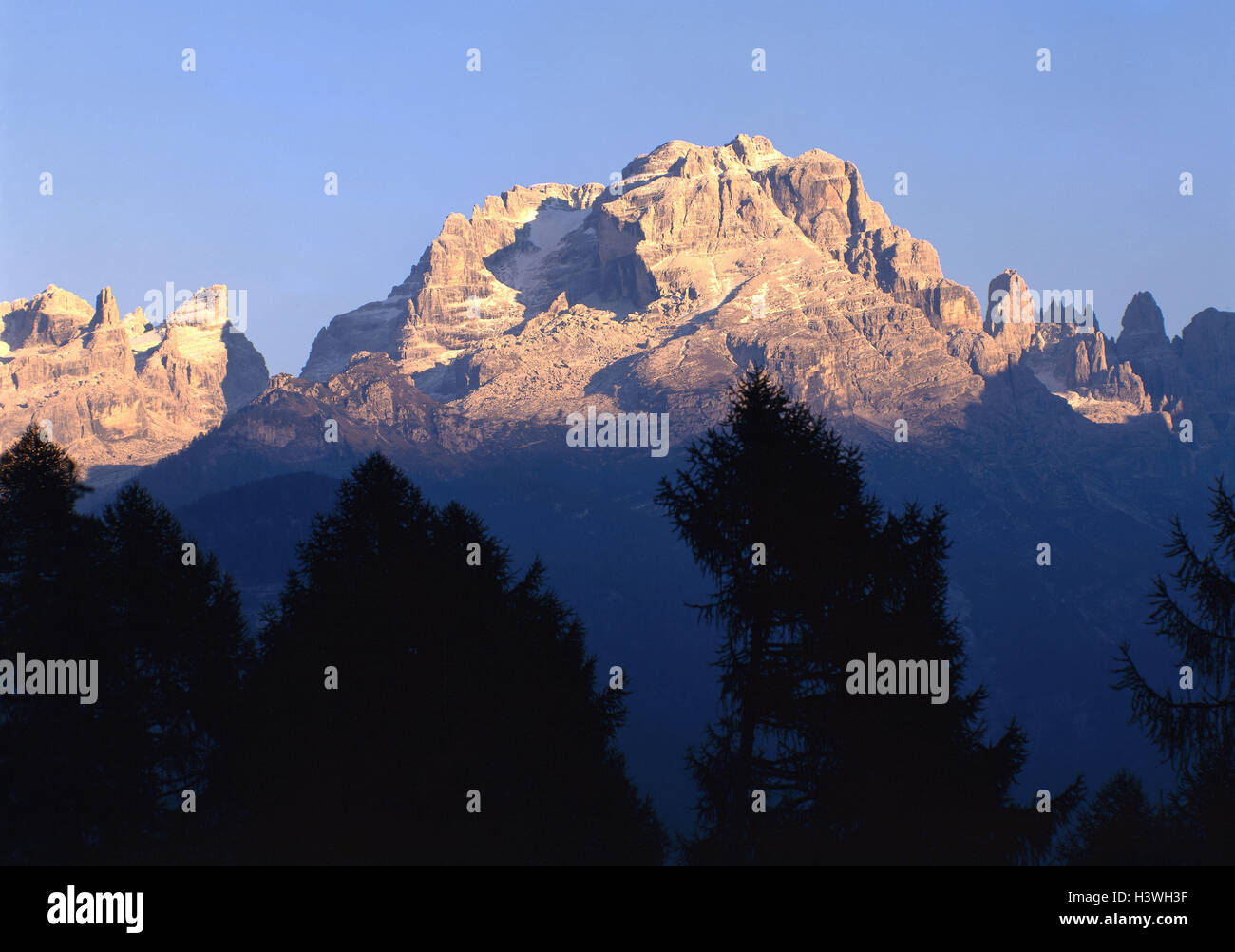 L'Italie, Trentino, Cima Brenta, lumière du soir, l'Europe, le Sud, l'Europe, Nord de l'Italie, Trentin-Haut-Adige, le Tyrol du Sud, Brenta Dolomites, à Brentagruppe, montagnes, 3150 m, d'abord l'escalade en 1871, H. Devouassoud, Douglas William Freshfield, M.C.Tuckett, Banque D'Images