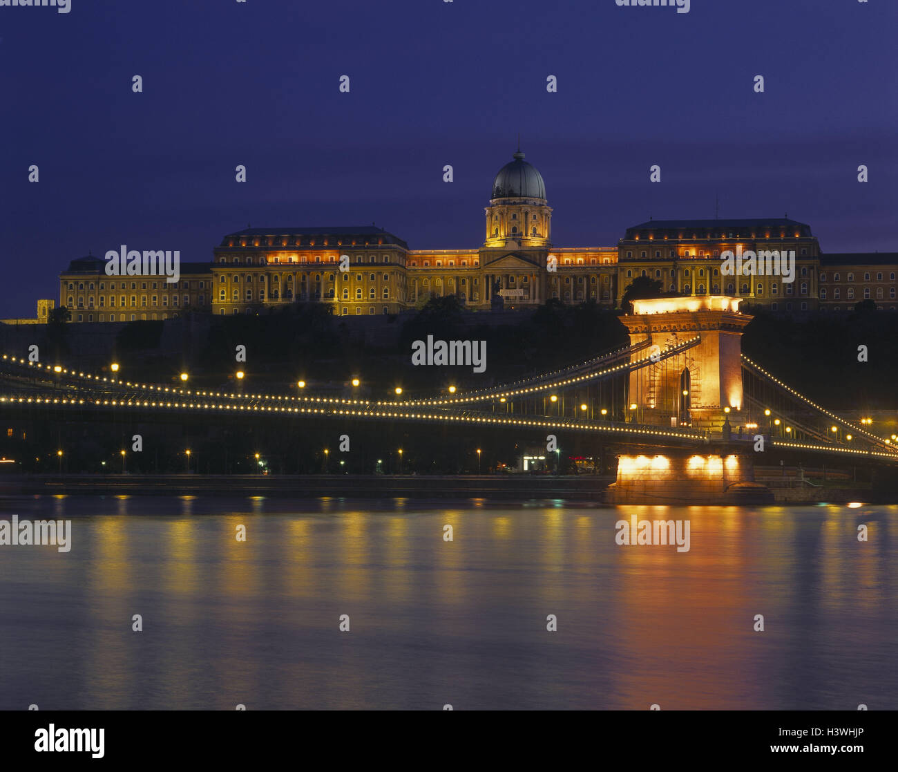 La Hongrie, Budapest, château, Budavari palota, pont suspendu, le Danube, la nuit Banque D'Images