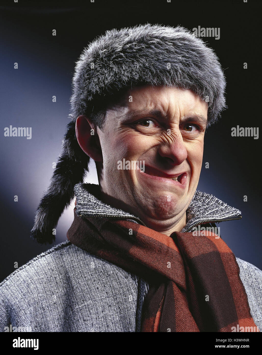 L'homme, bonnet de fourrure (trapper), écharpe, jouer du visage, fait de  grimace, portrait, mb 147 A4 Photo Stock - Alamy