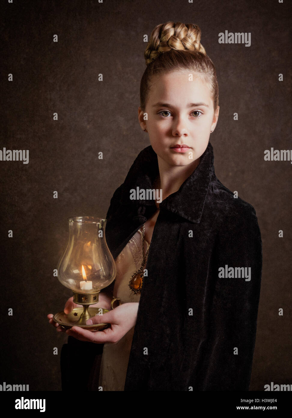 Portrait d'une jeune fille tenant une bougie Banque D'Images