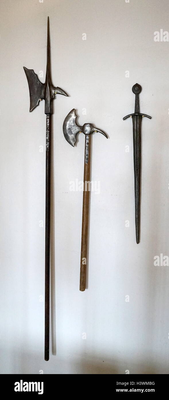 Armes Viking scandinave y compris une spiked ax, part d'une hache et d'épée. 10e siècle Banque D'Images