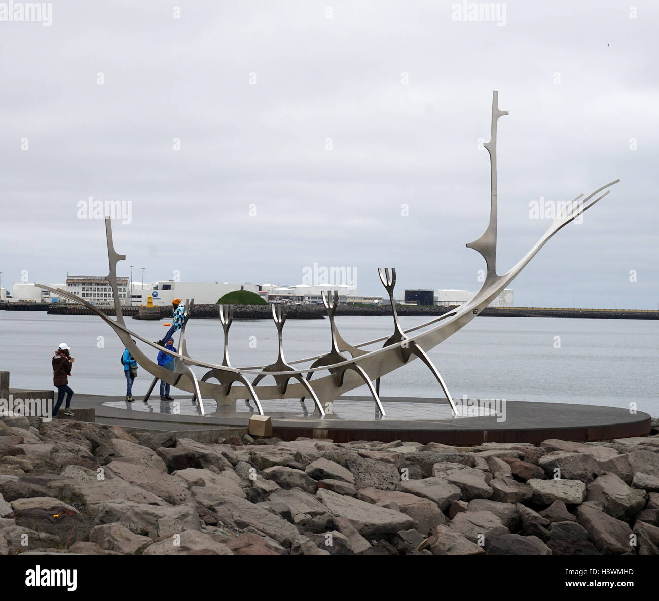 Bien voyager par Jón Gunnar Árnason (1931 - 1989) un sculpteur islandais. La sculpture, également connu sous le nom de, Sólfar, est un dreamboat, une ode au soleil. En date du 21e siècle Banque D'Images