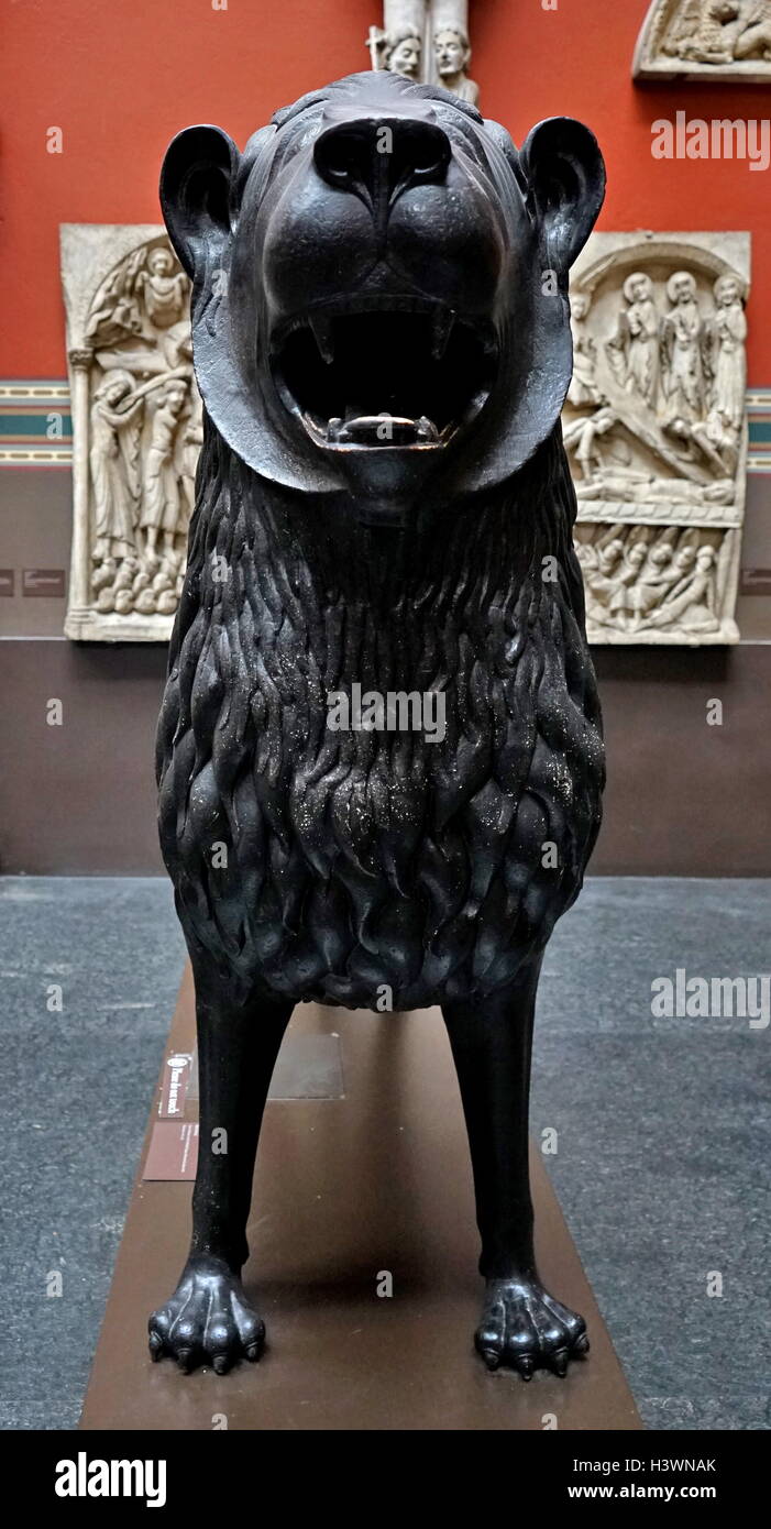 Statue en bronze d'un lion de la place de la cathédrale, du Nouveau-Brunswick, de l'Allemagne. En date du 12e siècle Banque D'Images