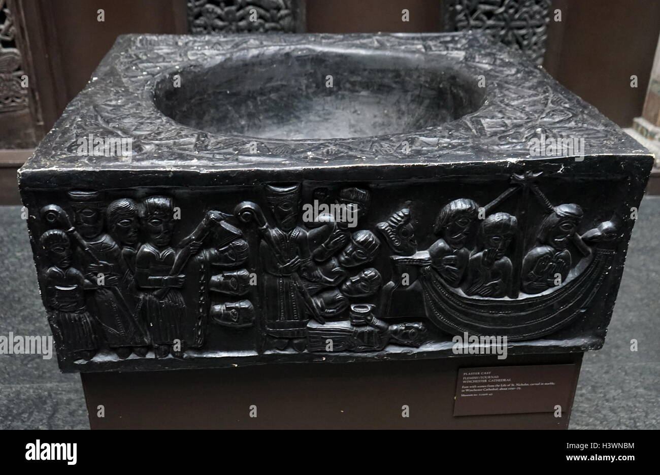 Plâtre de la vie de saint Nicholas, sculpté dans le marbre, dans la cathédrale de Winchester. En date du 12e siècle Banque D'Images