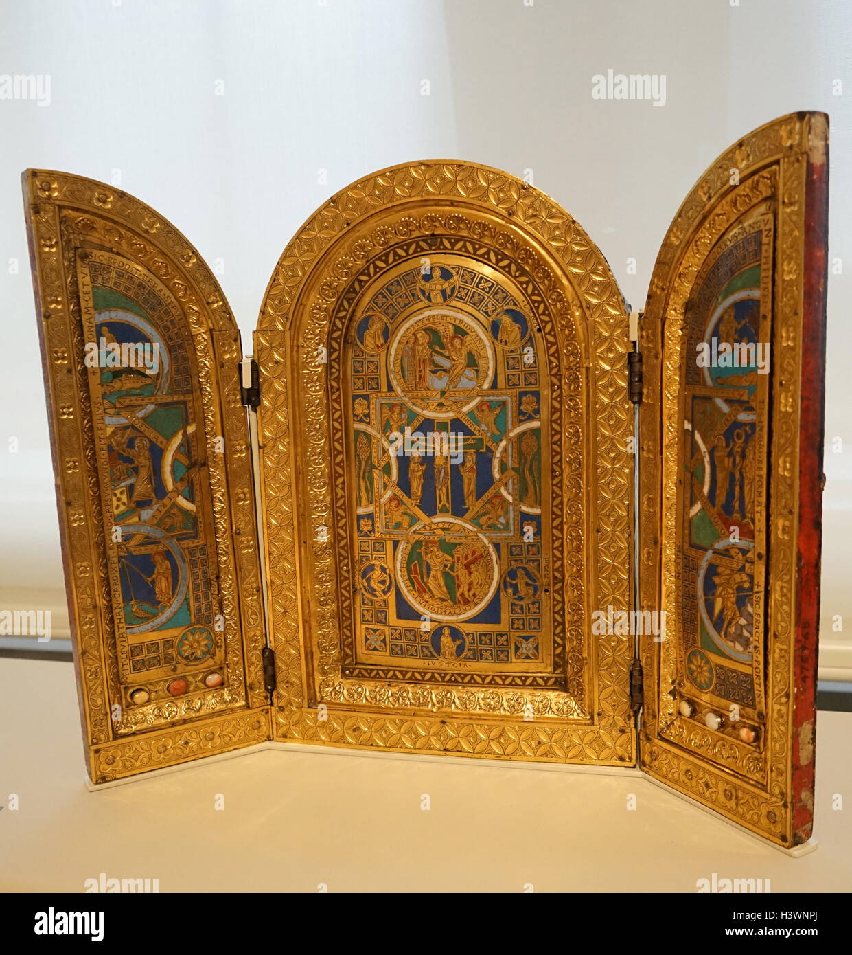 Triptyque d'Alton Towers. Le panneau central représente la scène du Nouveau Testament, tandis que les autres panneaux montrent une scène de l'Ancien Testament. En date du 12e siècle Banque D'Images