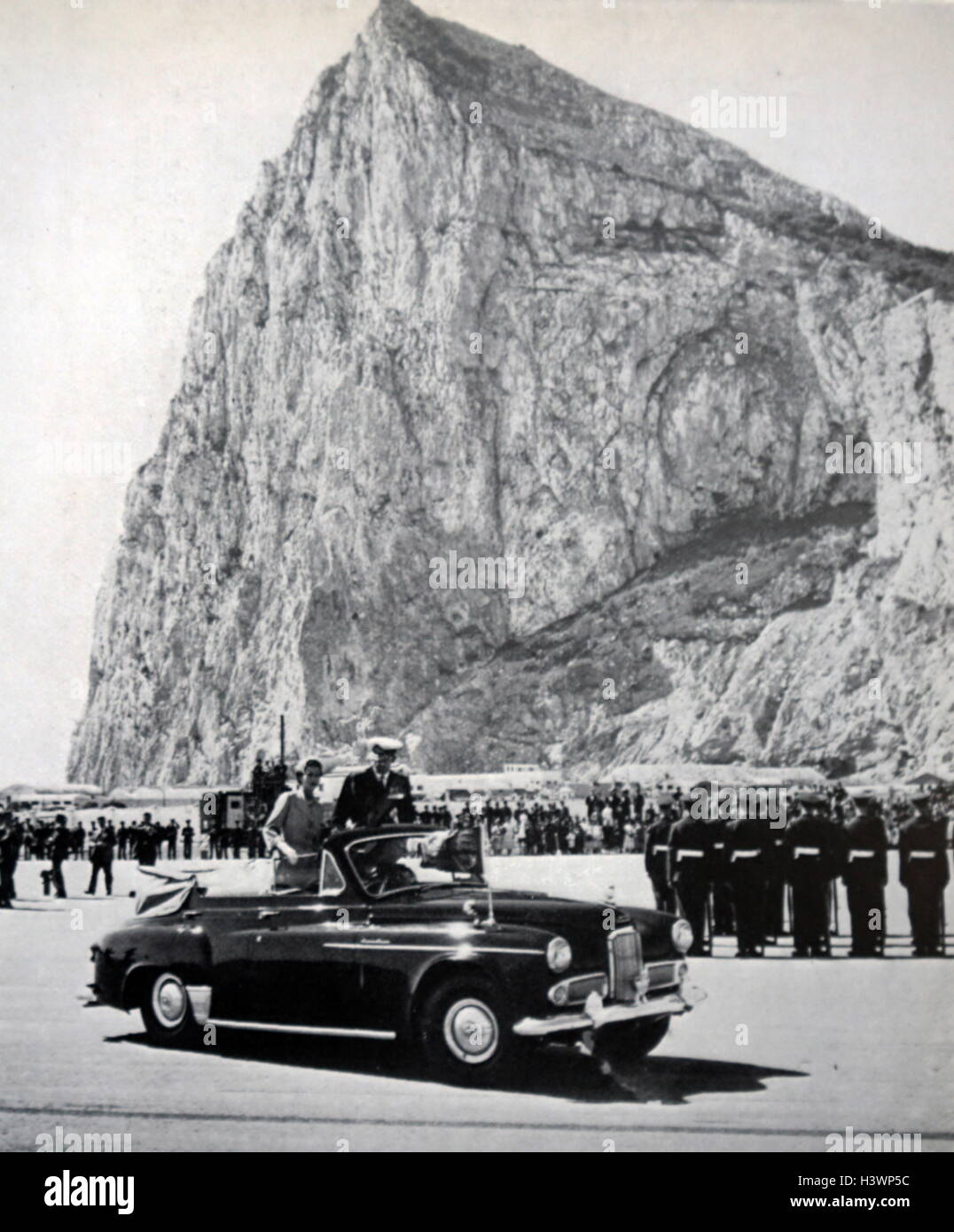 Photographie de la reine Elizabeth II (1926-) et le Prince Philip (1952-) dans la région de Gibraltar l'inspection d'un défilé des hommes de service. En date du 20e siècle Banque D'Images