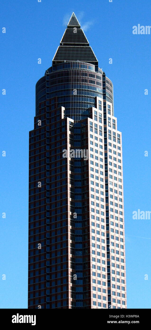 La MesseTurm (Salon Tower)a 63 étages, 257 m (843 ft. gratte-ciel, dans le Westend-Süd de Francfort, Allemagne. C'est le deuxième plus haut bâtiment de Francfort. Il a été achevé en 1991. Banque D'Images