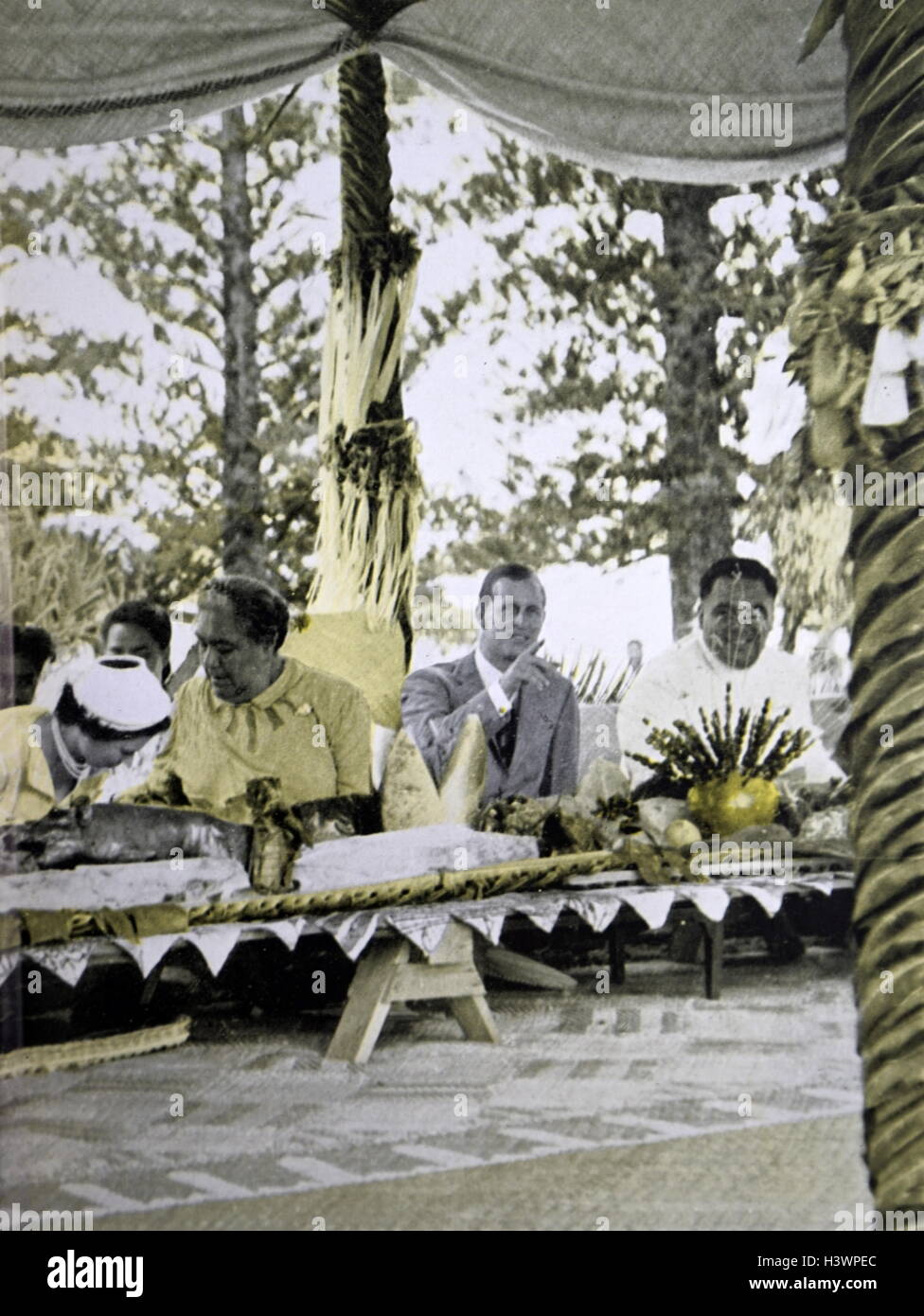 La reine Elizabeth II d'Angleterre, la Reine Salote visites de Tango au cours d'une visite royale de 1953. Elle est assise à un banquet avec la Reine des Tonga et le duc d'Édimbourg Banque D'Images