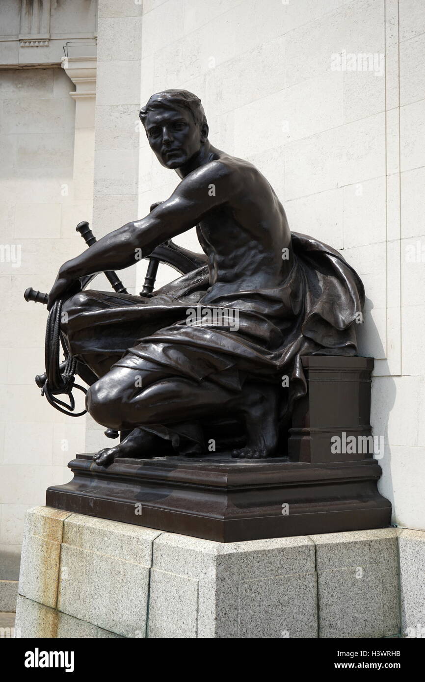 Statue d'Albert Toft, 1924, à l'extérieur du hall de la mémoire, Birmingham, Angleterre. Construit pour commémorer les vies perdues dans la première guerre mondiale ils représentant la Marine Banque D'Images