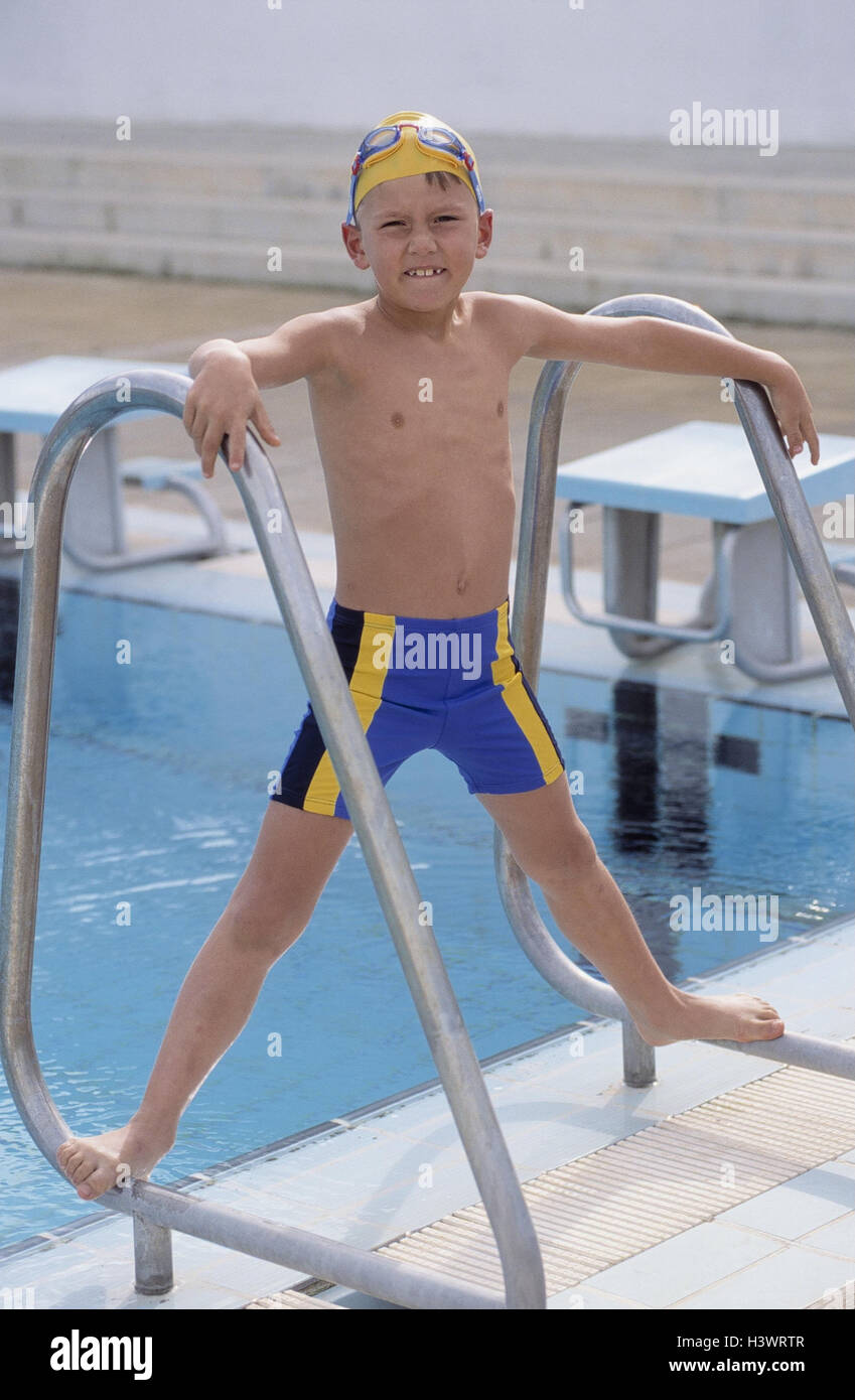 Piscine, marge cymbale, garçon, maillots de bain, à l'extérieur, l'enfant, 9  ans, bonnet de bain, maillot de bain, lunettes de natation, piscine,  piscine, piscine, loisirs, vacances, congés, l'enfance, passe-temps, le  couvain, pense,