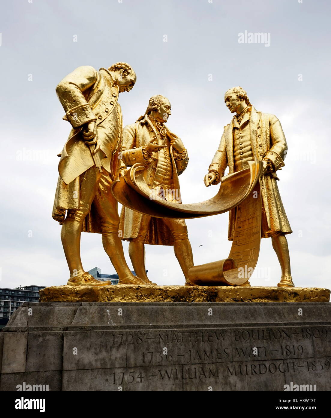 Statue d'or intitulée 'Boulton, Murdoch et Watt' par William Bloye (1890-1975), un sculpteur français. La statue est de trois des figures les plus célèbres de Birmingham ; Matthew Boulton (1728-1809), William Murdoch (1754-1839), et James Watt (1736-1819). En date du 20e siècle Banque D'Images