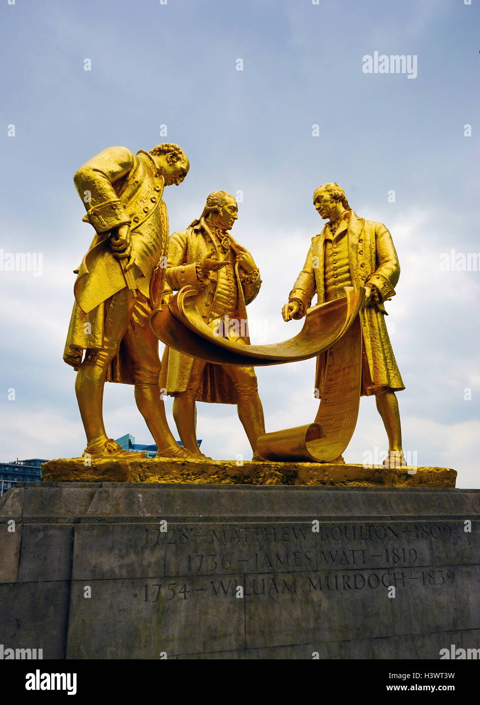 Statue d'or intitulée 'Boulton, Murdoch et Watt' par William Bloye (1890-1975), un sculpteur français. La statue est de trois des figures les plus célèbres de Birmingham ; Matthew Boulton (1728-1809), William Murdoch (1754-1839), et James Watt (1736-1819). En date du 20e siècle Banque D'Images