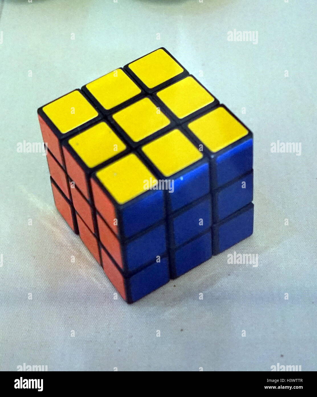 Rubik's Cube, une combinaison 3-D 1974 puzzle inventé par le sculpteur  hongrois et professeur d'architecture Ernő Rubik. En date du 20e siècle  Photo Stock - Alamy
