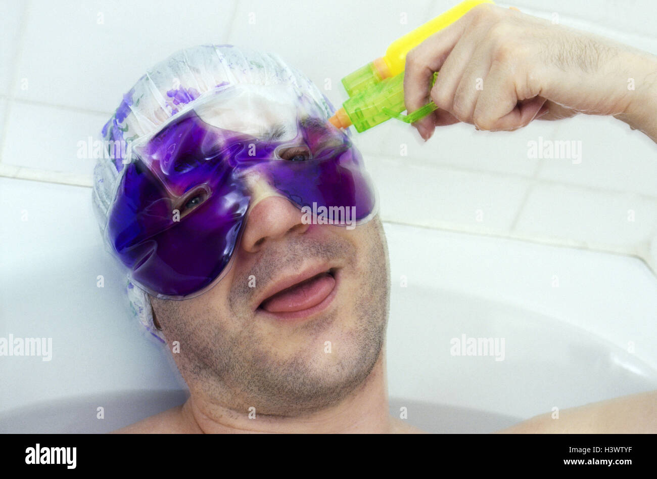 Avoir Images L Homme Bonnet De Douche Baignoire Masque Oculaire Pistolet A le plus cool par