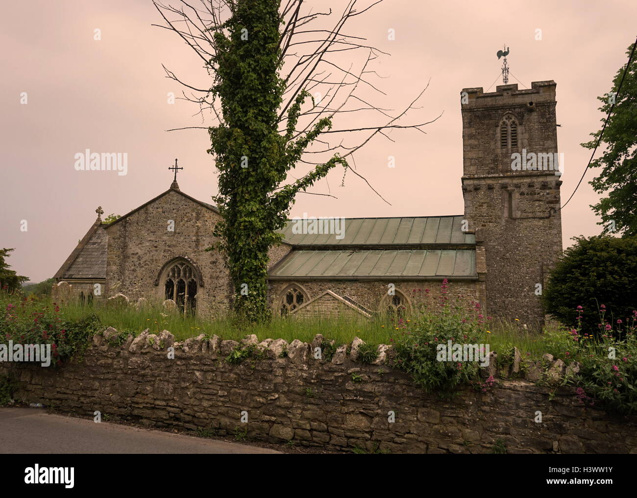L'église paroissiale de Saint Jean l'Évangéliste dans Tolpuddle. En date du 21e siècle Banque D'Images L'église paroissiale de Saint Jean l'Évangéliste dans Tolpuddle. En date du 21e siècle Banque D'Images