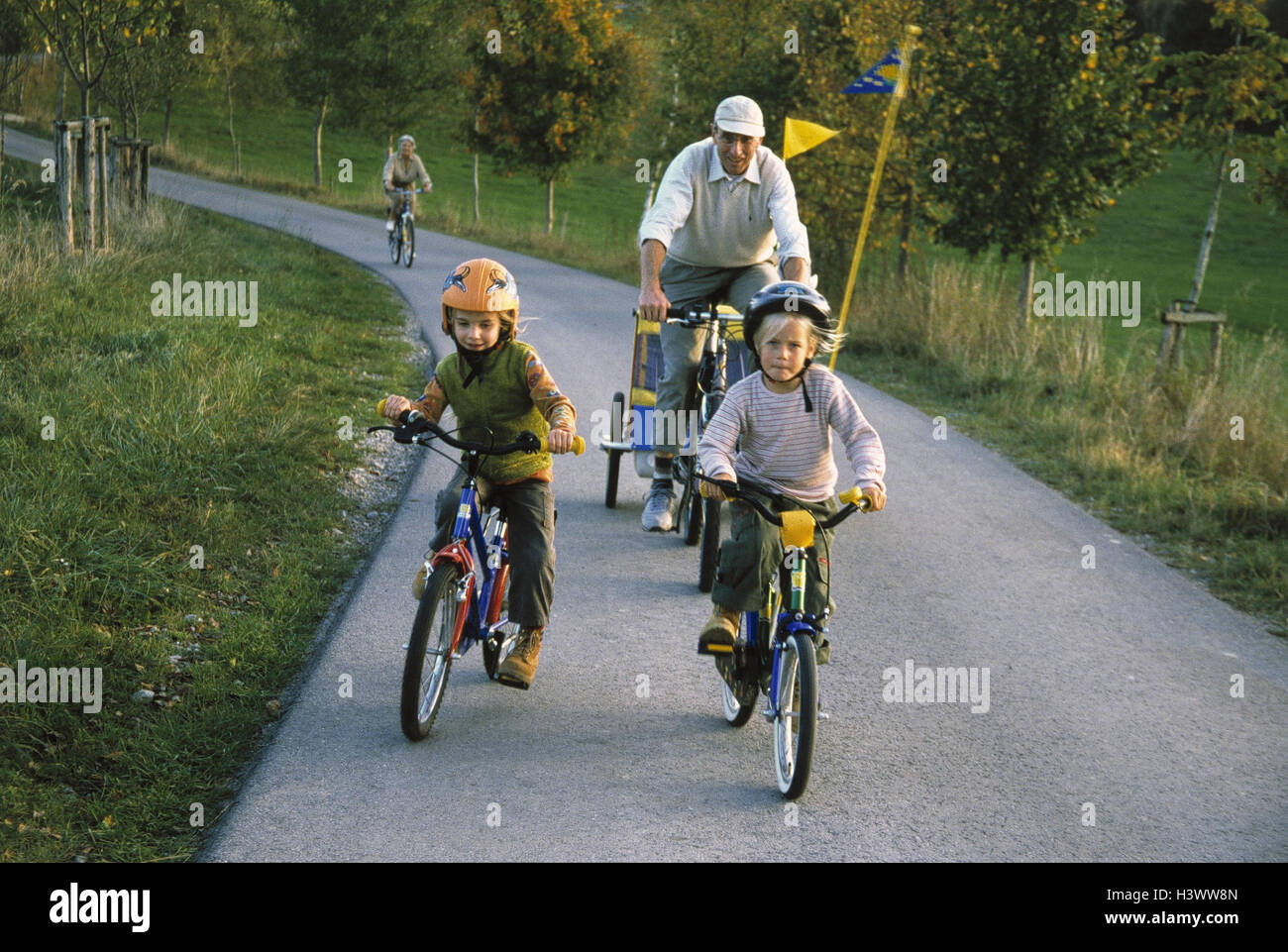 La famille, les parents, les enfants en vélo, vélos, location voiture,  circonscription d'un vélo, vélo, randonnée, sortie en famille, ensemble,  cut out, avec une roue de pâtisserie, sportily, forme physique, la santé,