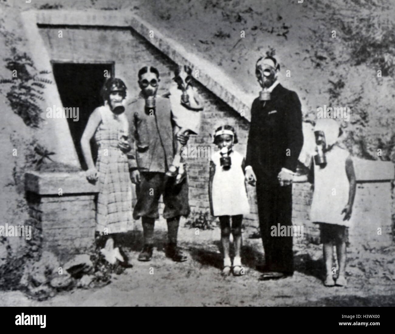 Photo de famille italienne portant des masques à gaz. En date du 20e siècle Banque D'Images